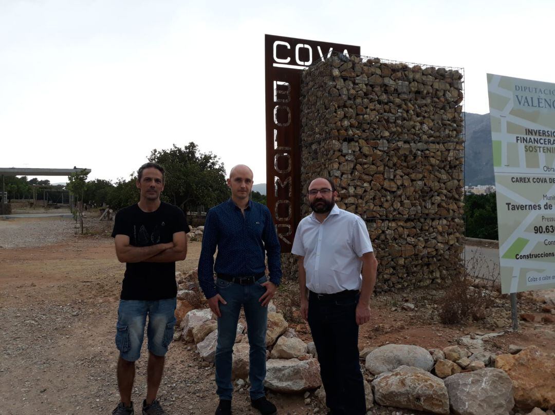 Arqueólogo de la Cova del Bolomor junto al alcalde de Tavernes y el presidente de la Mancomunitat.  