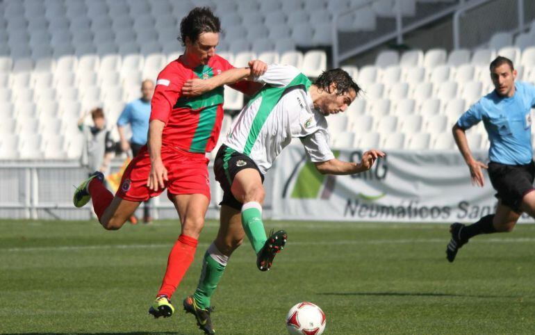 Mariano, del Racing B, conduce ante Cusi, de la Gimnástica