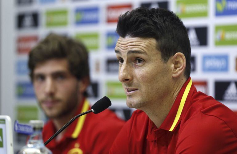  El delantero del Athletic Club Aritz Aduriz en rueda de prensa con la Selección