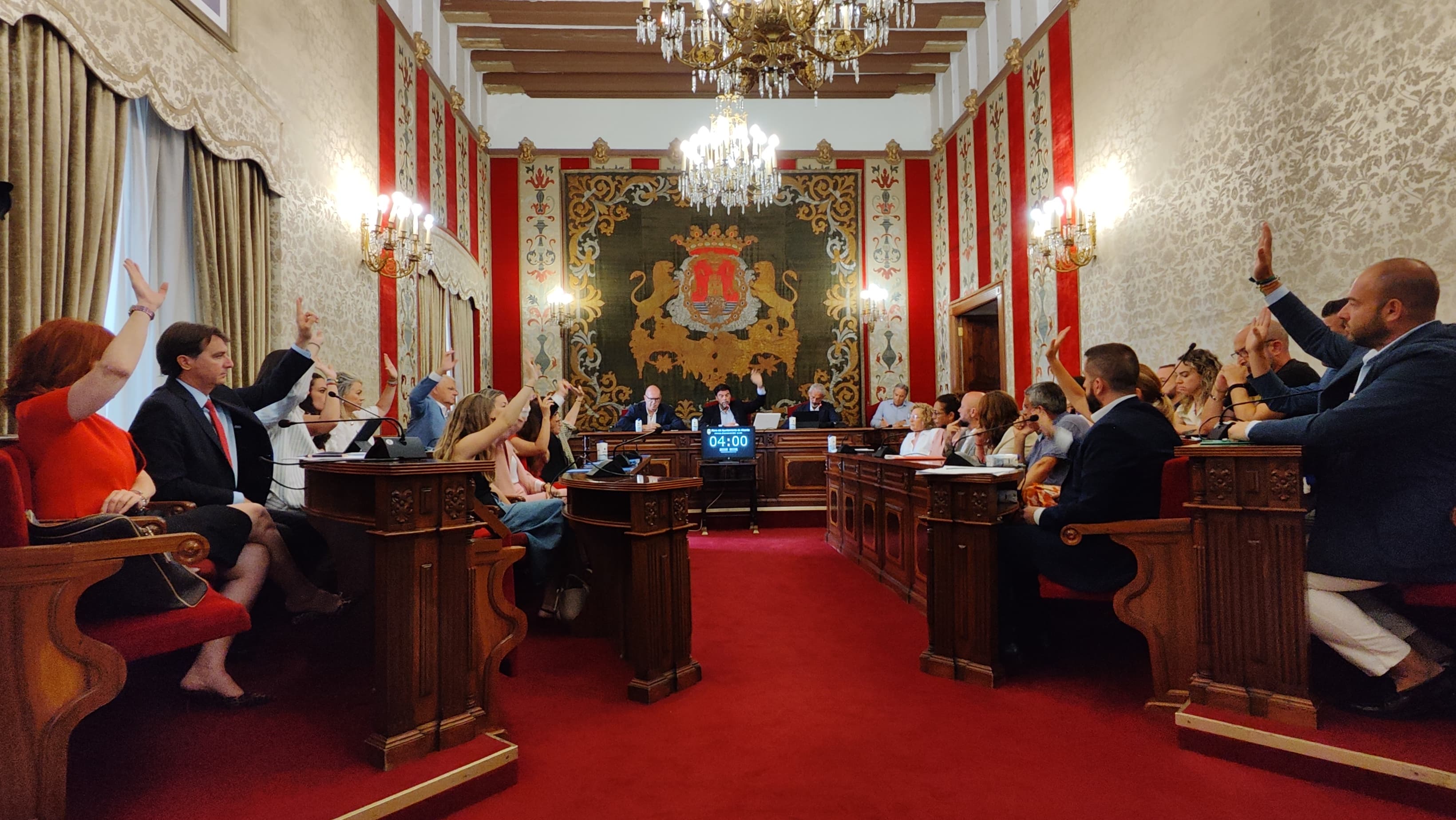 Momento en el que PP y Vox votan a favor del plan financiero de Alicante en el pleno extraordinario