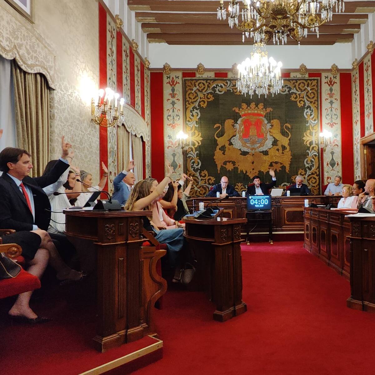 El PP aprueba en Pleno el plan de ajuste de Alicante con el apoyo de Vox tras incumplir la regla de gasto en 29 millones