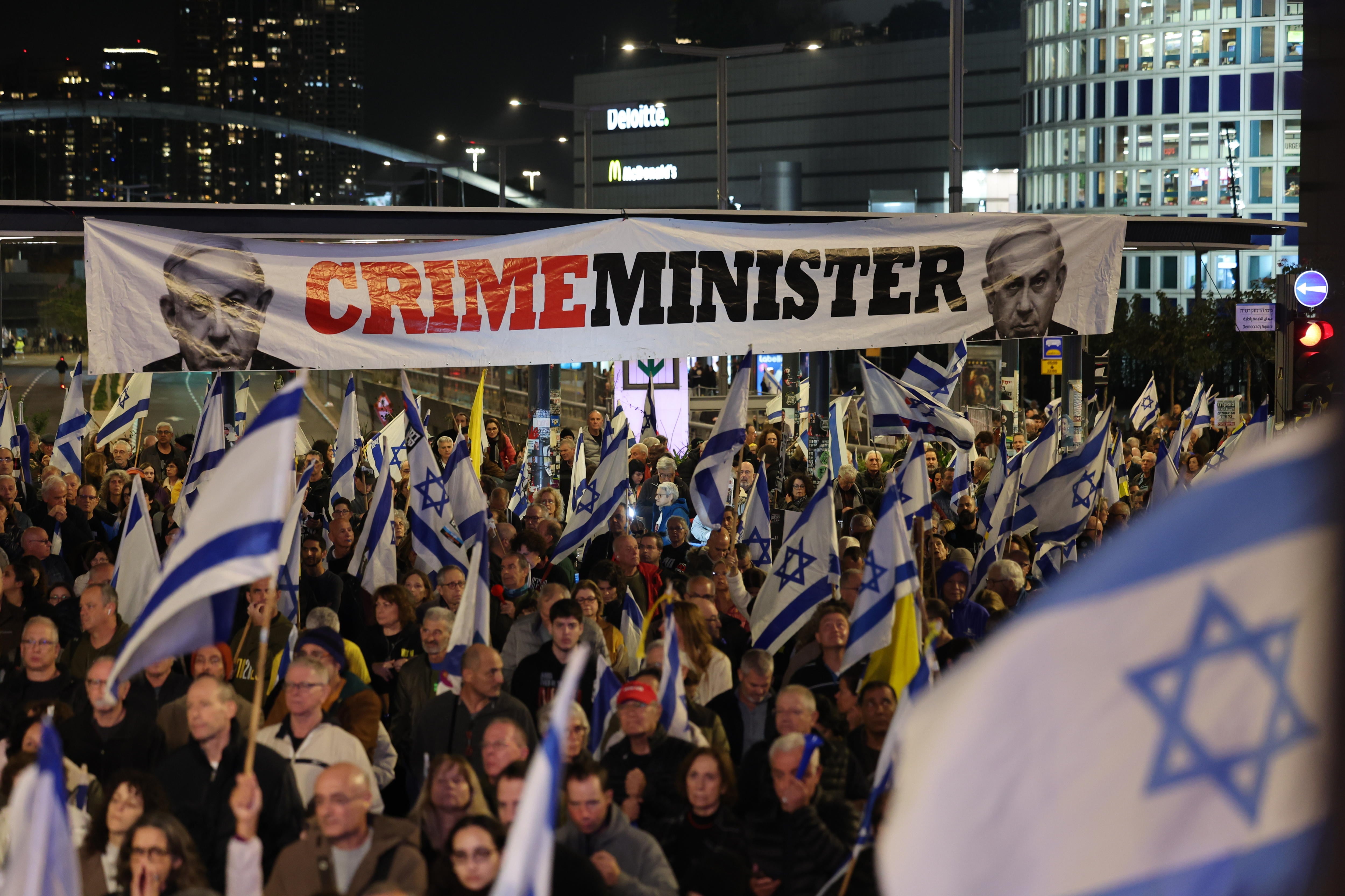 Varias personas se manifiestan en Tel Aviv (Israel) contra Netanyahu