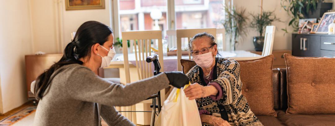 Mujeres en un domicilio durante la crisis sanitaria del covid19