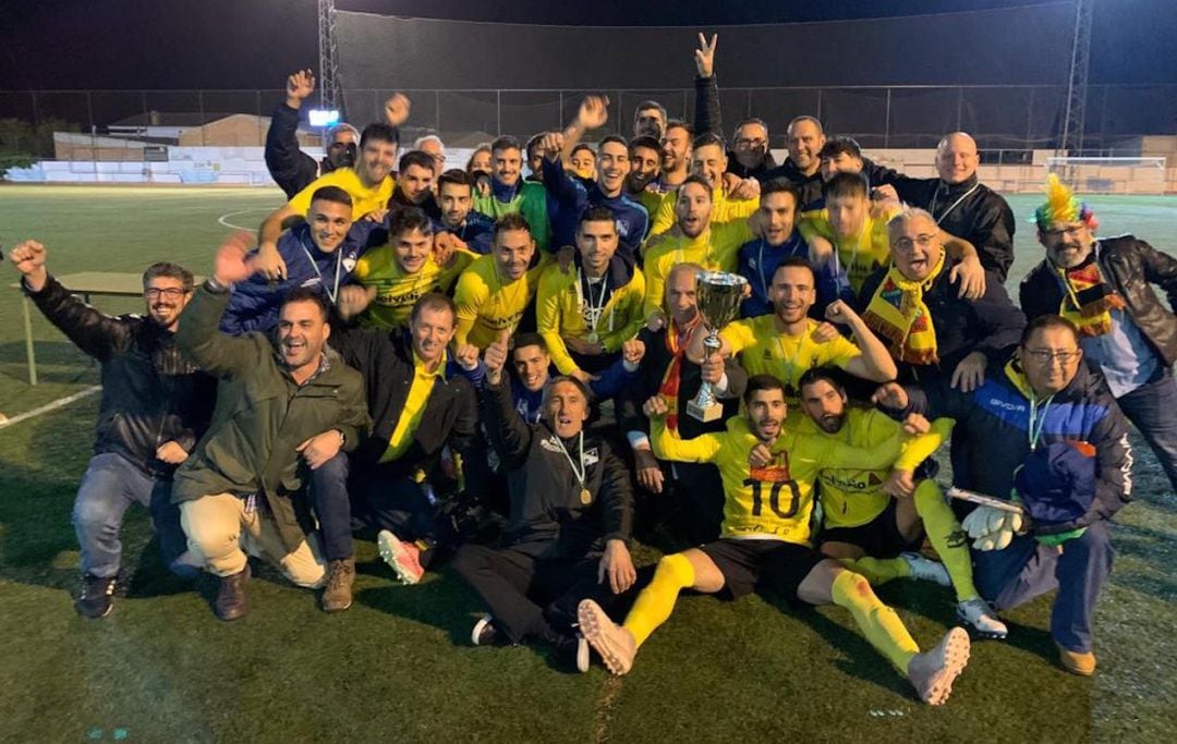 Plantilla y directiva del Begíjar CF celebra su segunda Copa Presidente Diputación tras ganar al CD Torreperogil