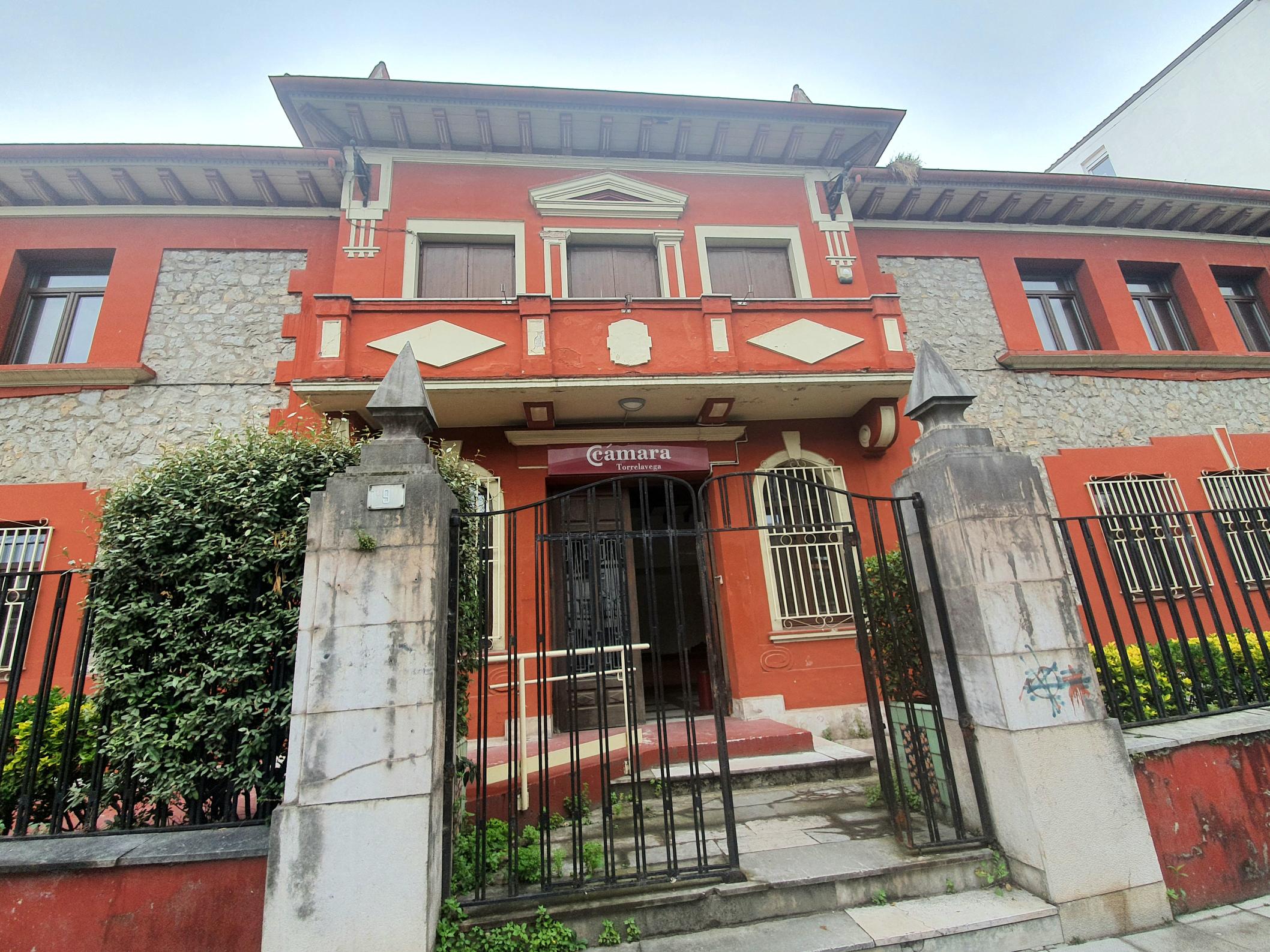 Edificio de la Cámara de Comercio de La Llama en Torrelavega