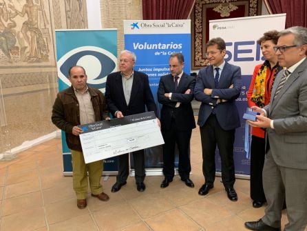 Luis Maya, de La Piedad, recibe el cheque de 3.000 euros que otorga Pasión Solidaria