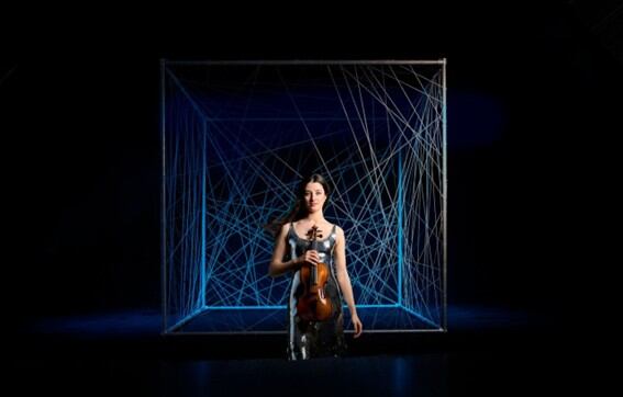 La violinista María Dueñas, el director de orquesta Sir Antonio Pappano y la Chamber Orchestra of Europe (COE)