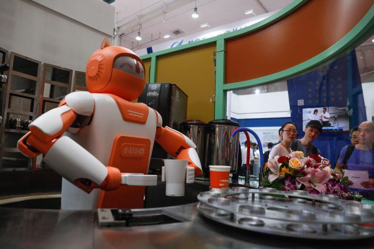 Un robot prepara bebidas durante una exhibición organizada en el ámbito del Congreso Mundial de Robótica en Pekín (China) el 15 de agosto de 2018.