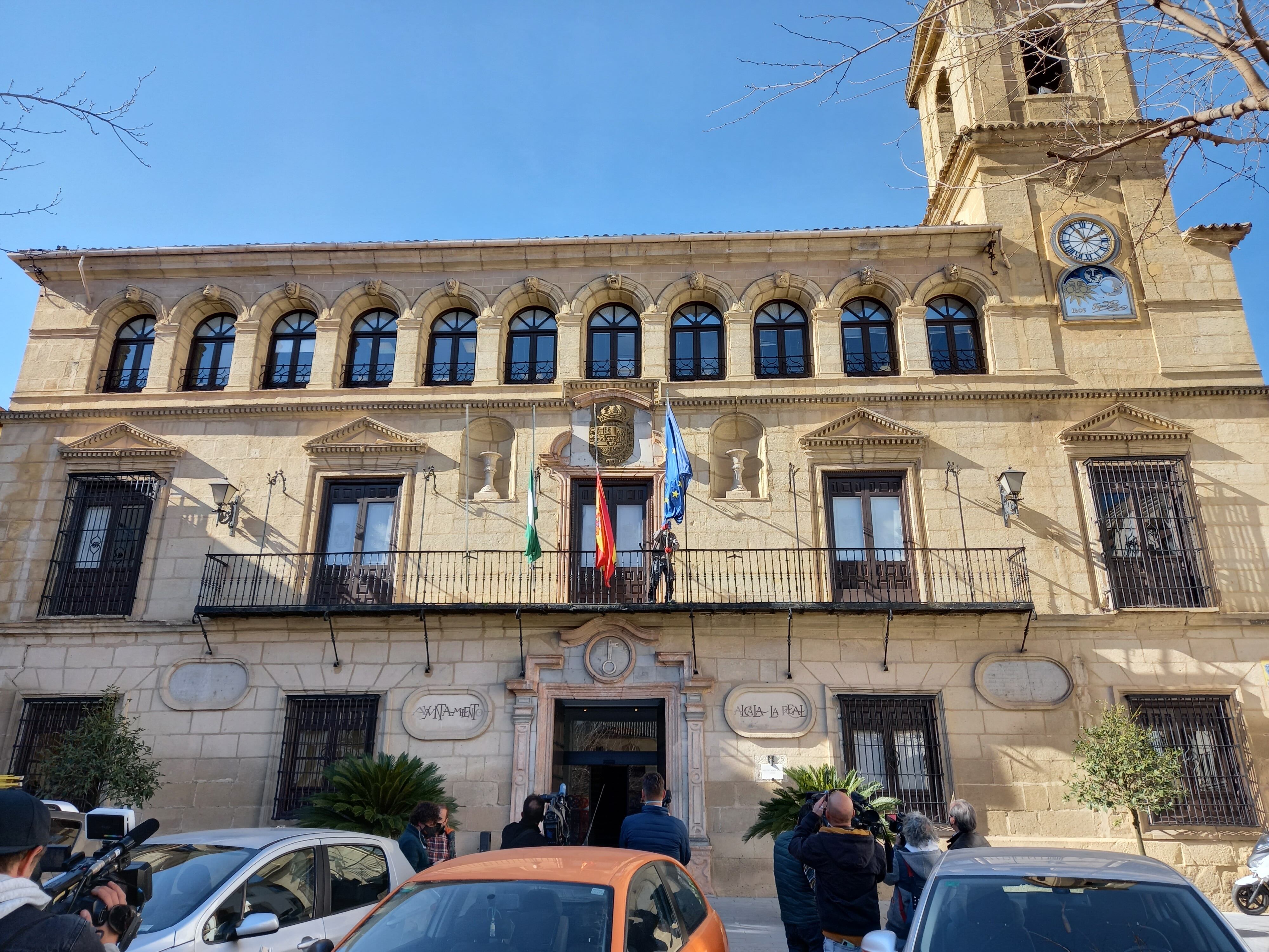 Banderas a media asta en el Ayuntamiento de Alcalá la Real.