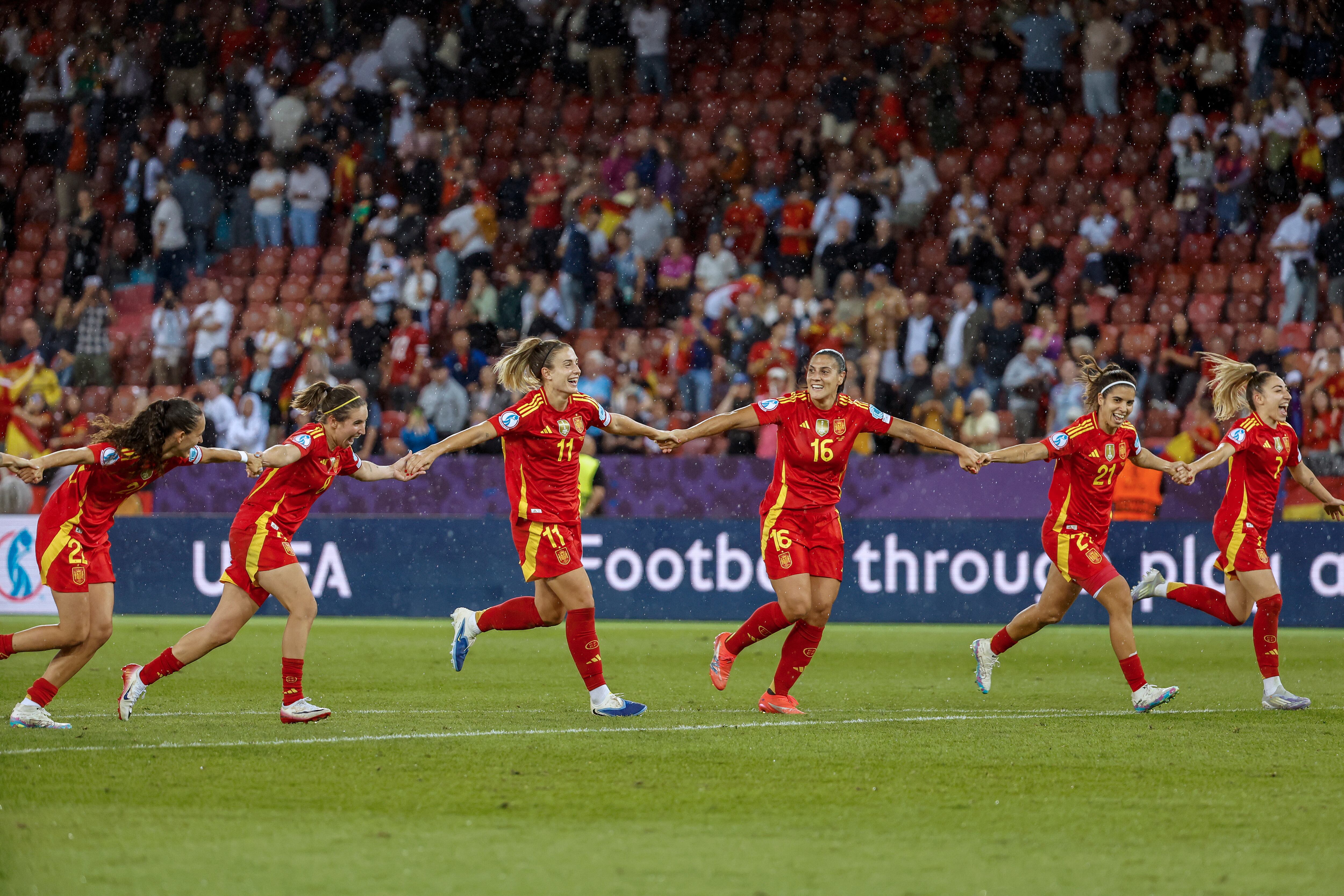 ZÚRICH (SUIZA), 23/07/2025.- Las jugadoras de la selección española celebran su victoria a la finalización del encuentro correspondiente a la semifinal de la Eurocopa Femenina 2025 que han disputado hoy miércoles las selecciones de Alemania y España en el estadio Letzigrund de Zúrich (Suiza). EFE/ Ana Escobar
