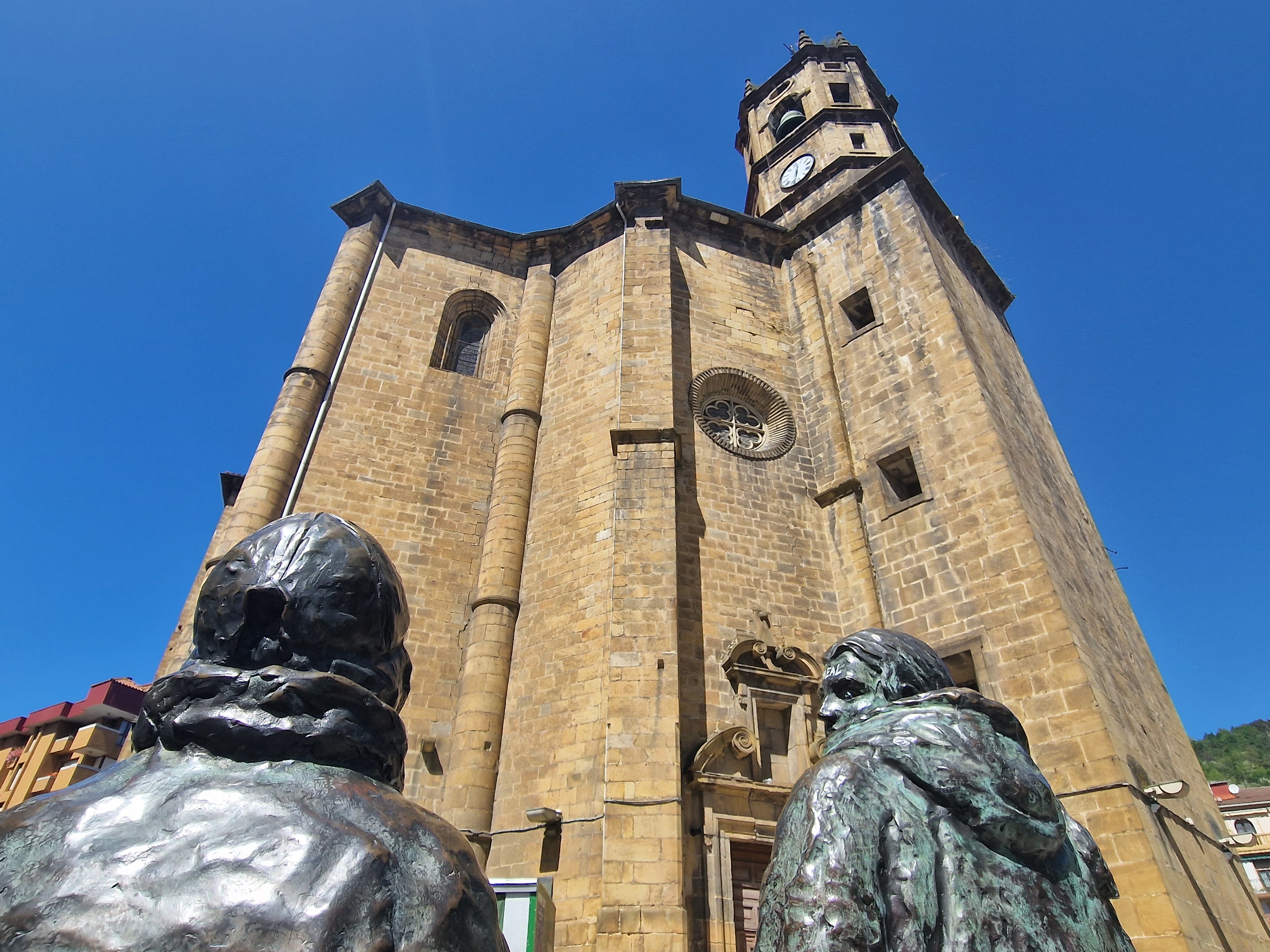 El templo eibarrés permanece cerrado desde el sábado ante el riesgo de caída de piezas de la cúpula