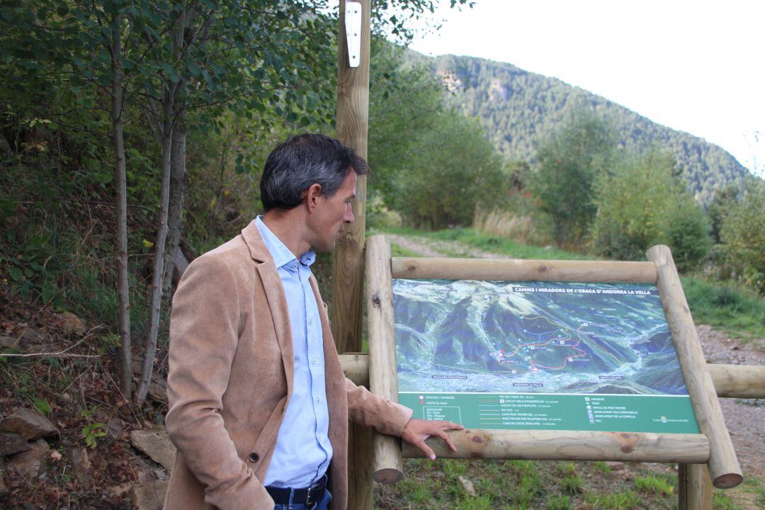 David Astrié, conseller de Medi Ambient, mostra les diferents rutes de l'obaga d'Andorra la Vella.