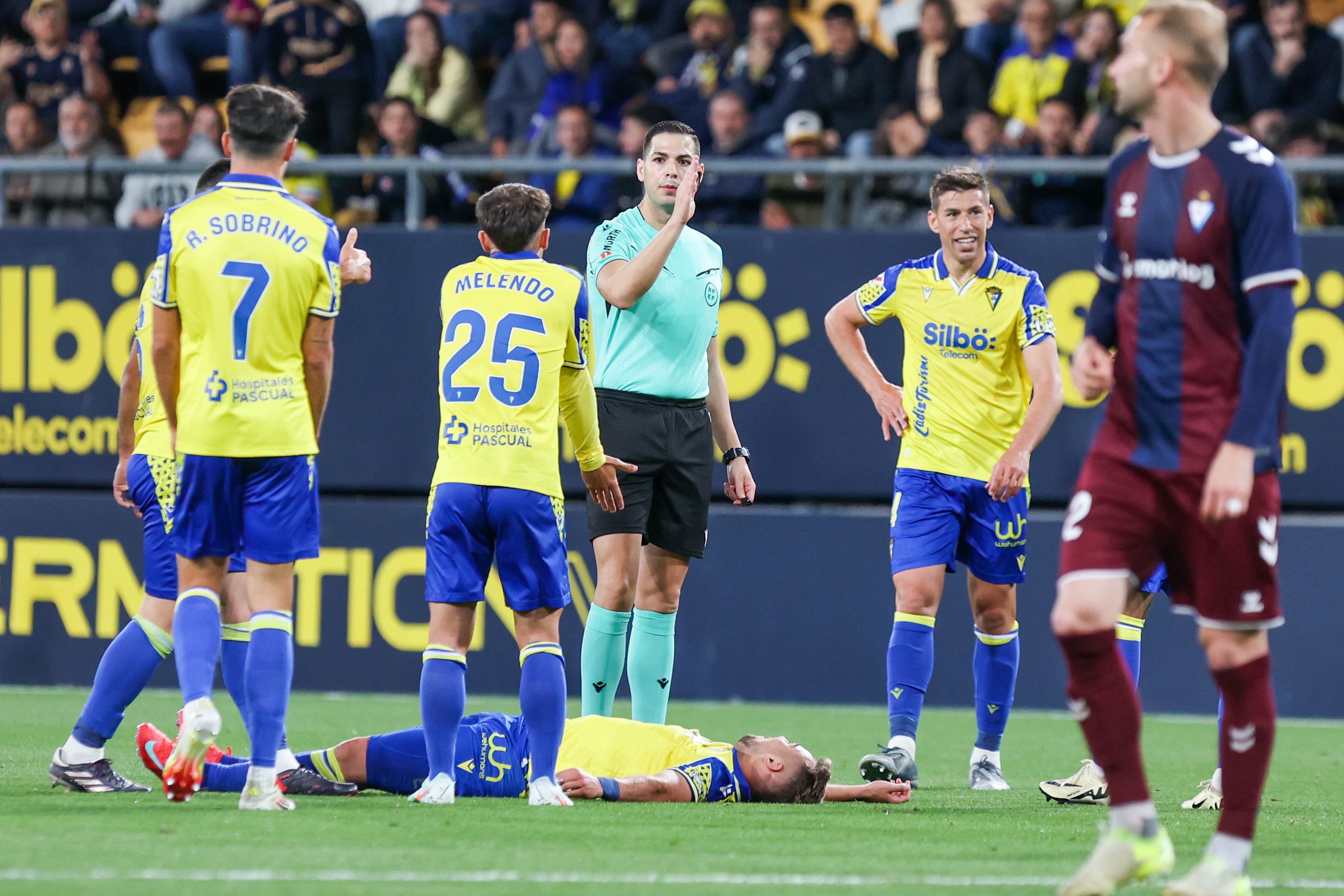 Los jugadores del Cádiz CF protestan una entrada sobre Javier Ontiveros el pasado lunes frente al Eibar en el Nuevo Mirandilla.