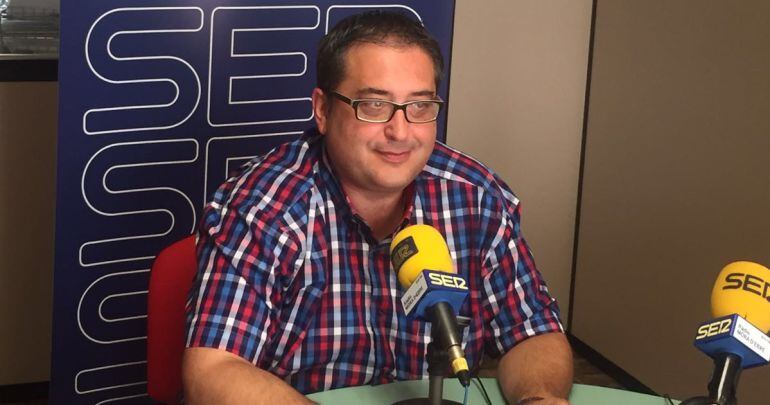 L'alcalde Joan Piñol als estudis de Ràdio Móra d'Ebre - Cadena SER.