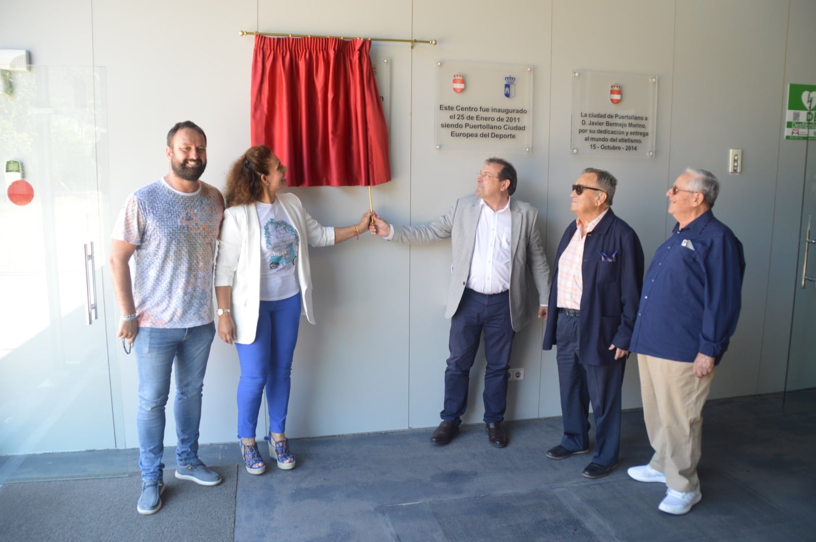 Adolfo Muñiz y Paqui Moreno, en el momento de descubrir la placa del Centro de Tecnificación