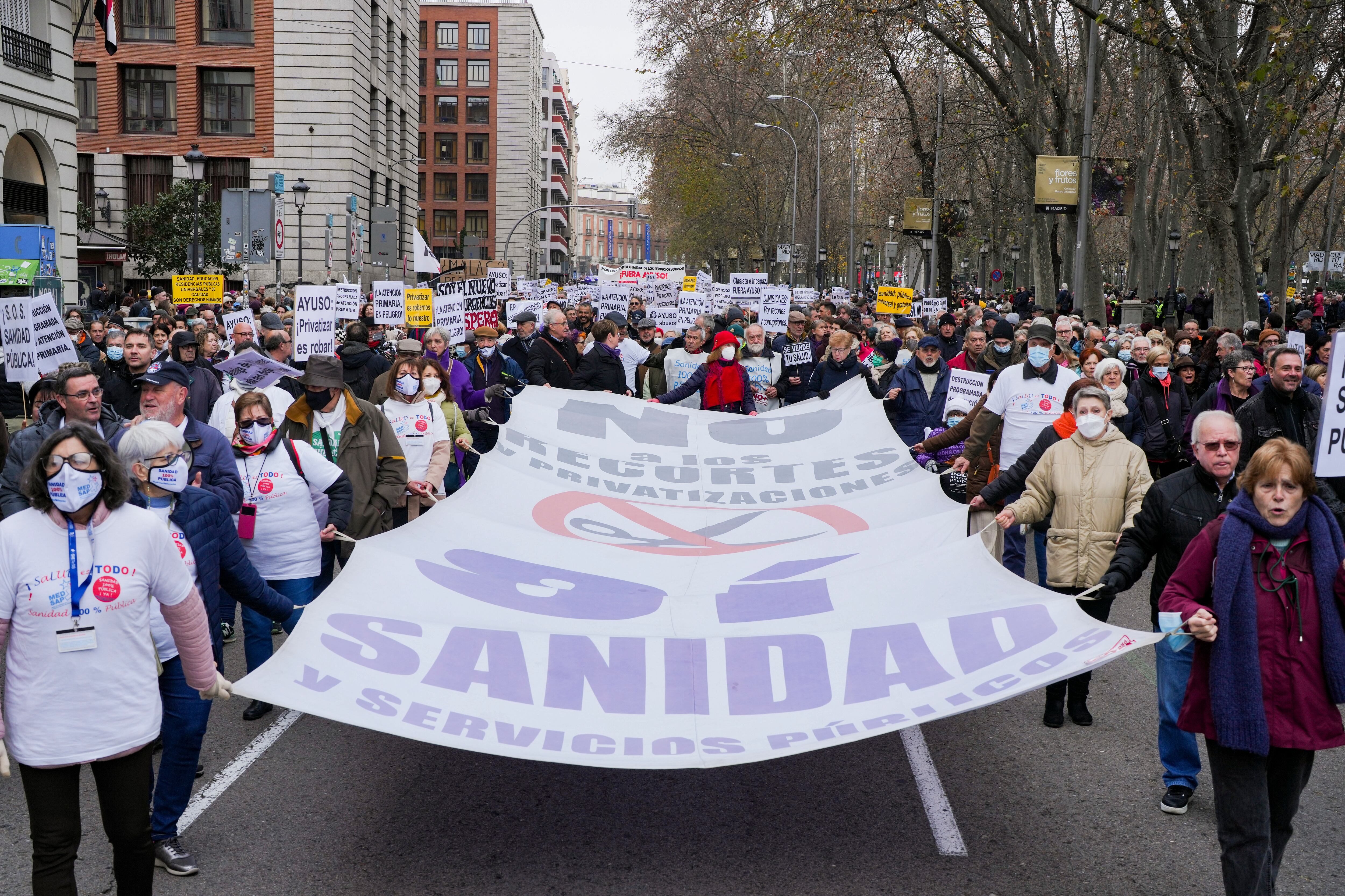 La Marea Blanca en defensa de la sanidad pública vuelve a la calle con el acento puesto en las políticas de &quot;deterioro intencionado y de privatizaciones&quot; del Gobierno de Isabel Díaz Ayuso, a quien exige responsabilidades por &quot;cronificar&quot; este daño al sistema público de salud.