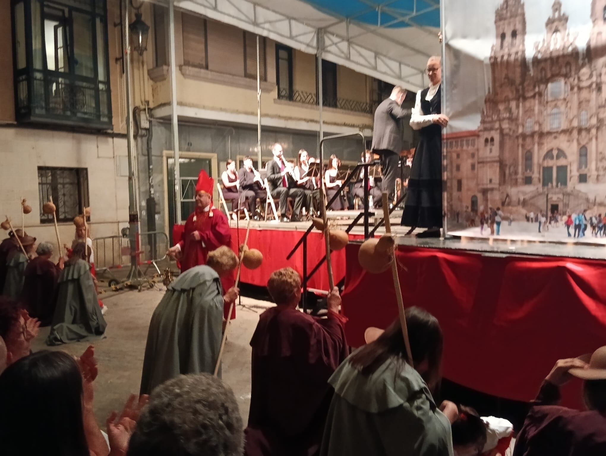 La banda ganadora interpretó una pieza inspirada en la catedral de Santiago de Compostela teatralizada