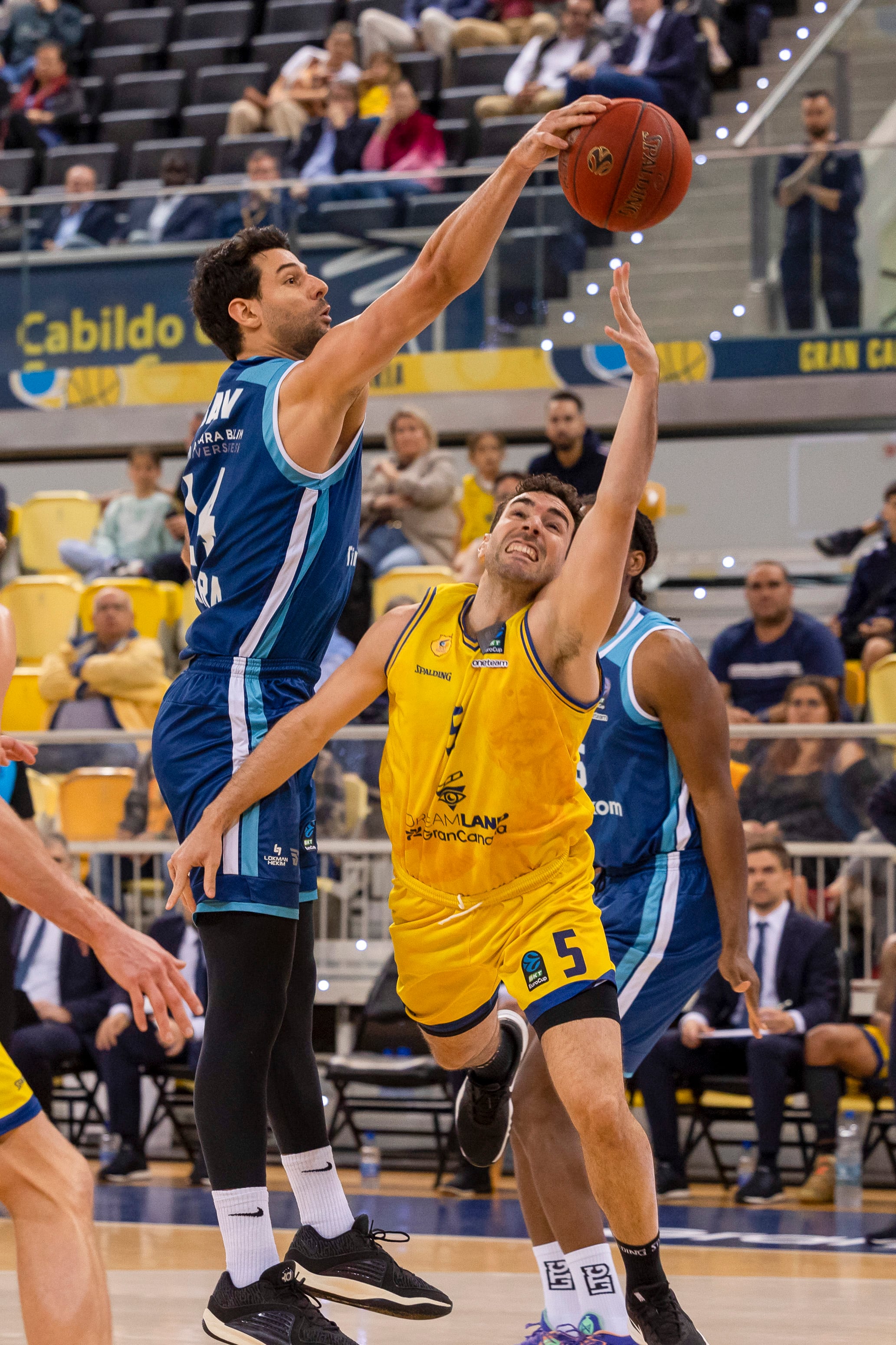 LAS PALMAS DE GRAN CANARIA, 17/01/2024.- El pívot del Türk Telekom Troy Sav (i) tapona al base del Gran Canaria Ferran Bassas durante el partido de la Eurocopa de baloncesto que se disputa este miércoles en Las Palmas. EFE/ Quique Curbelo
