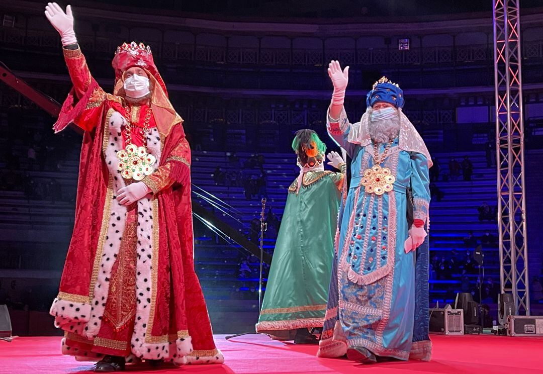 Momento en el que los Reyes Magos saludan al público en la plaza de Toros de València