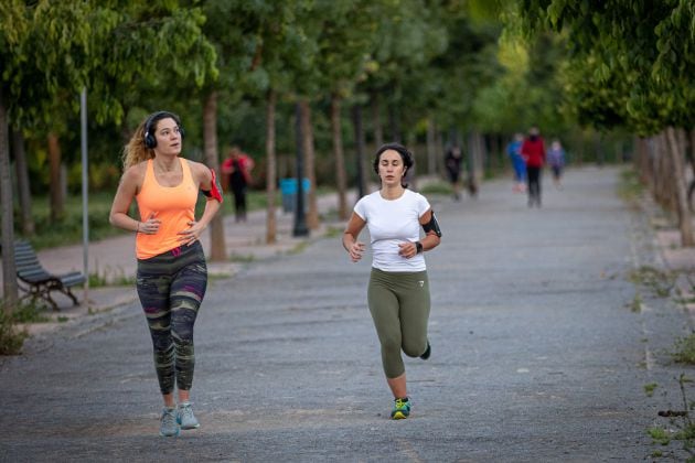 Mujeres corriendo por un parque