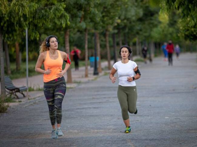 Mujeres corriendo por un parque