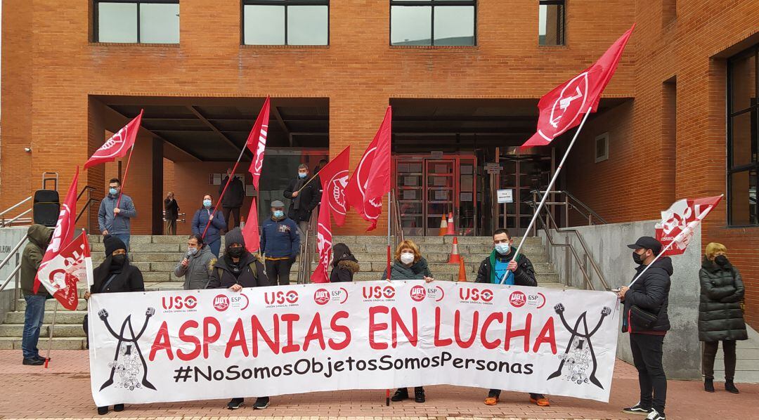 Protesta de trabajadores de Aspanias ante la delegación de la Junta de Castilla y León en Burgos