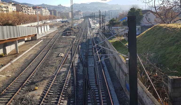 Línea del AVE a su entrada a la estación de tren de Granada