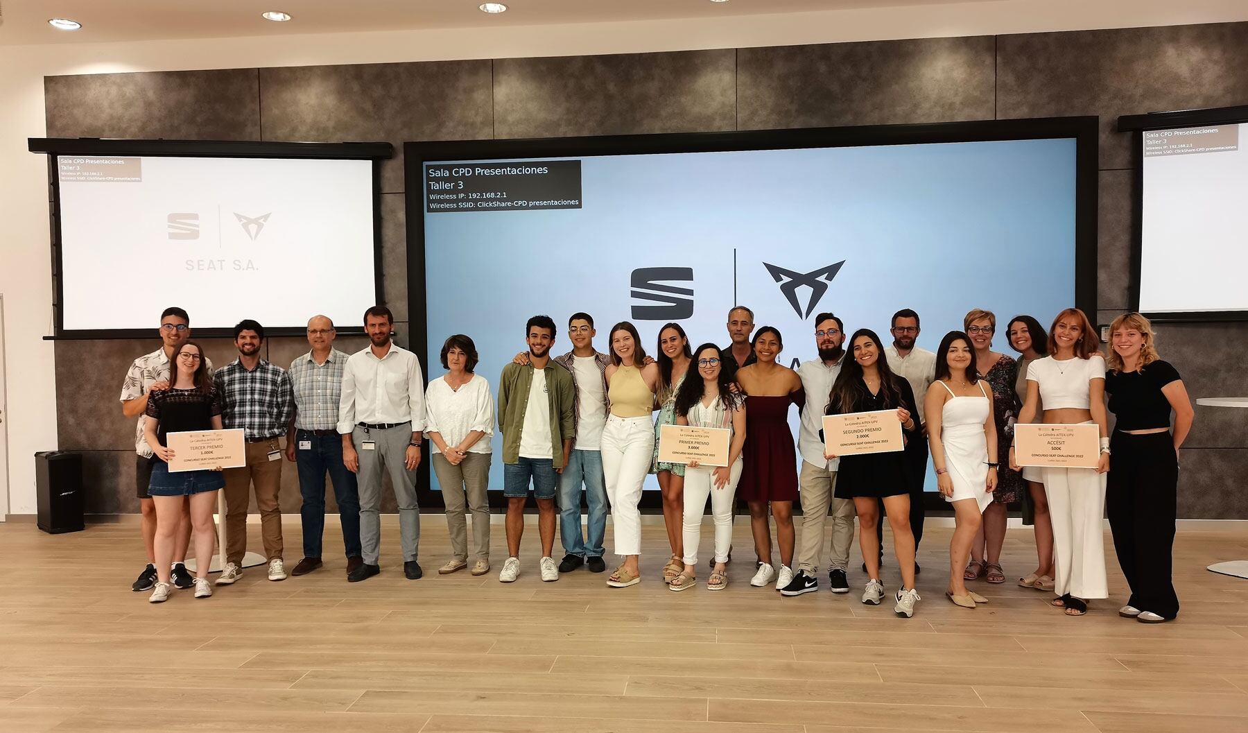 Los diferentes alumnos premiados y las autoridades en la foto de familia final