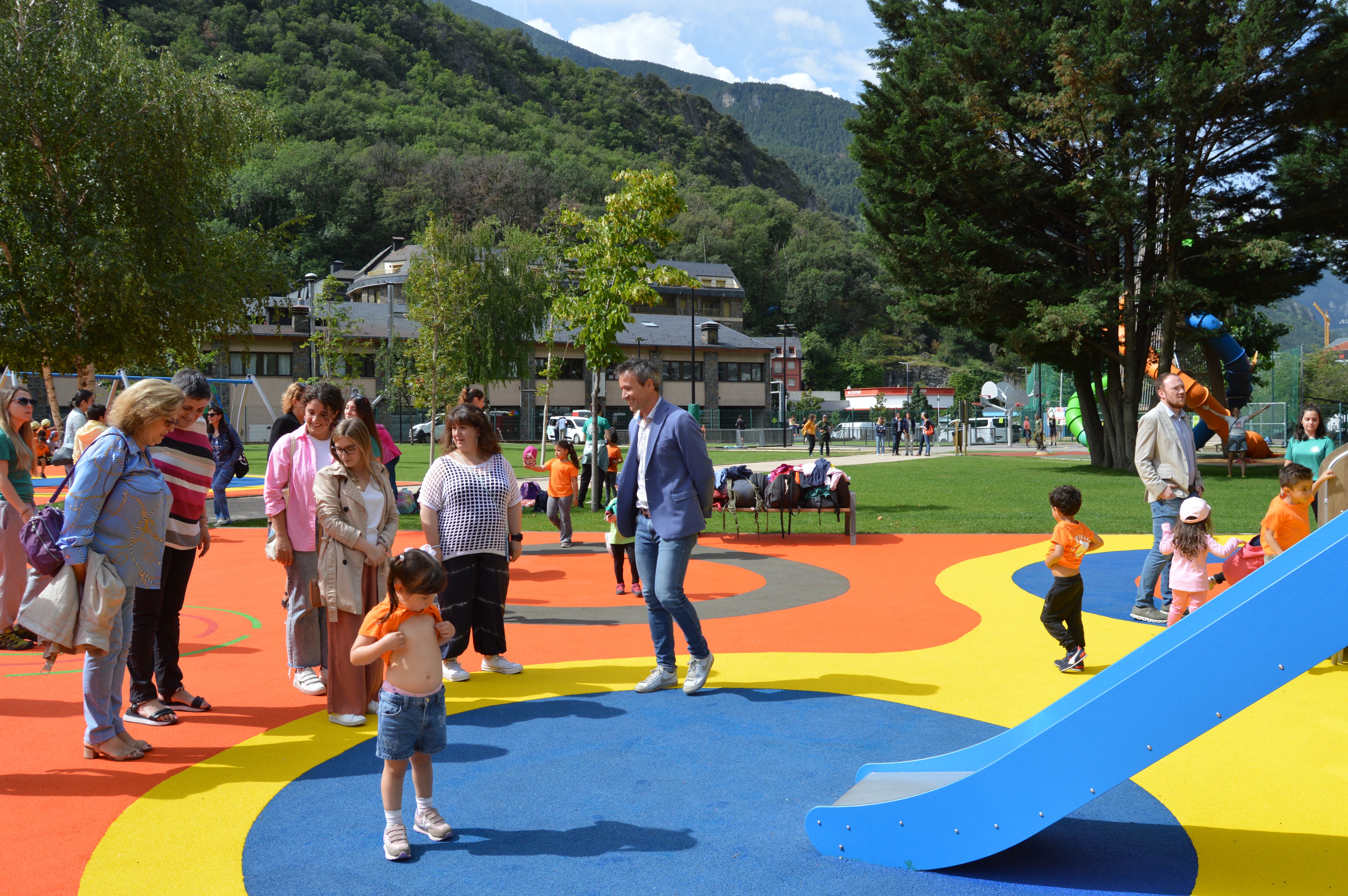 El cònsol major d'Andorra la Vella, David Astrié, ha inaugurat la nova zona de jocs infantils del Parc Central