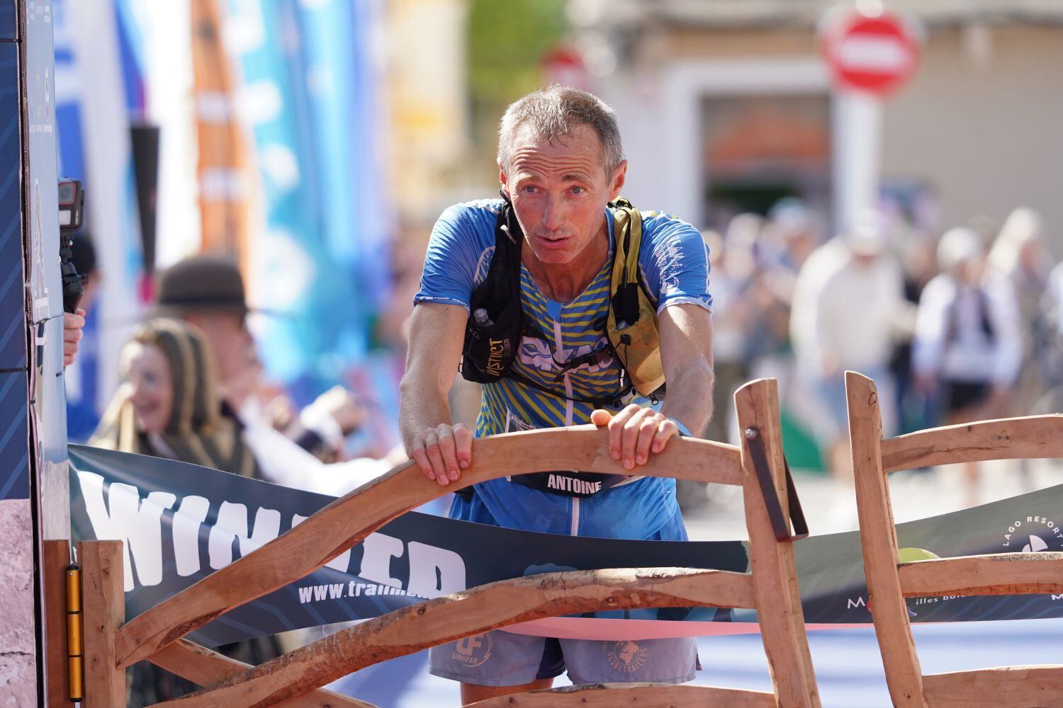 Antoine Guillon va saber aprofitar els problemes físics de Pablo Ibáñez per superar-lo als darrers metres de la cursa i guanyar per setena vegada aquesta trail.