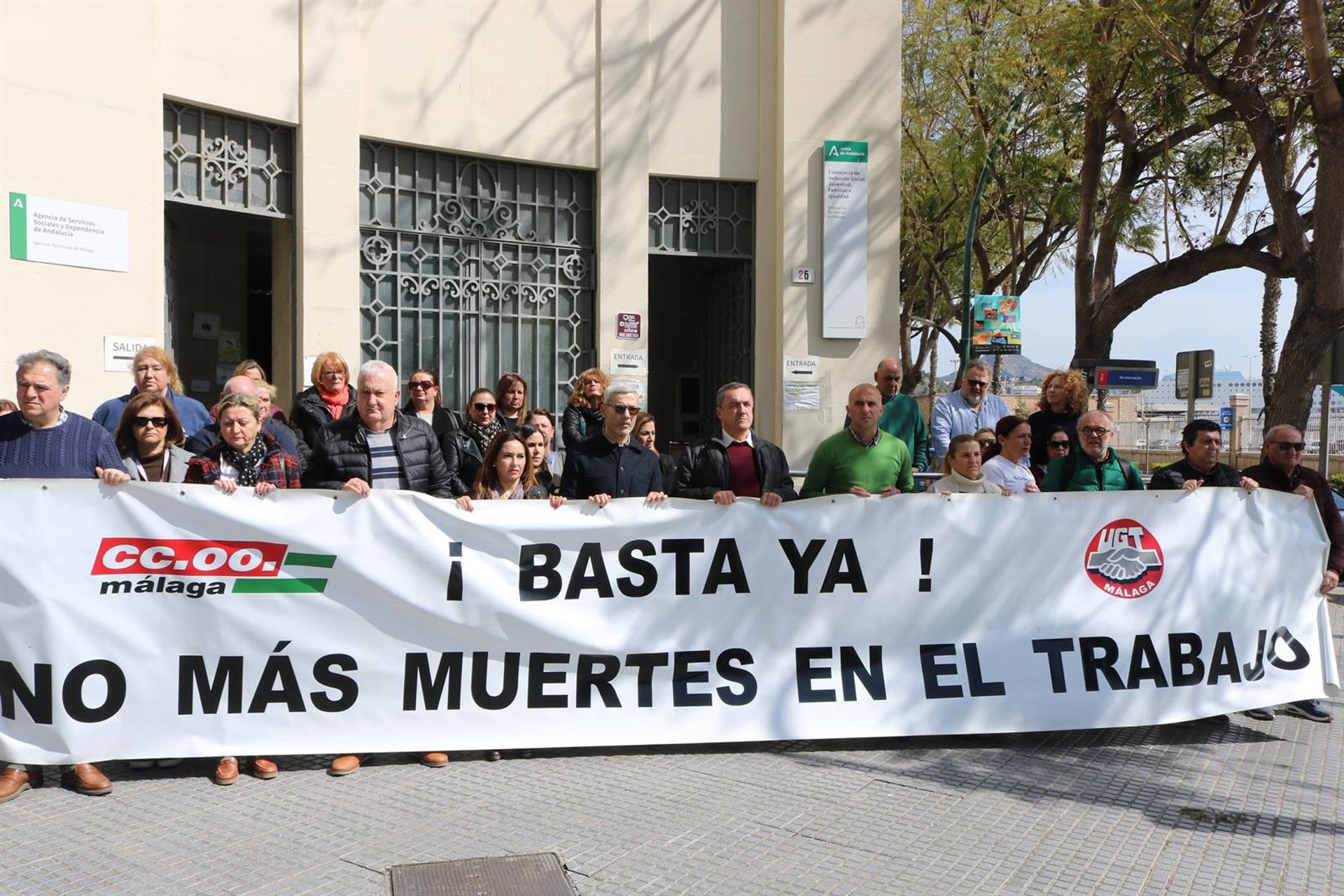 Concentración de CCOO y UGT en Muelle Heredia (Málaga) por la muerte de un trabajador en una obra en Benarrabá (UGT)