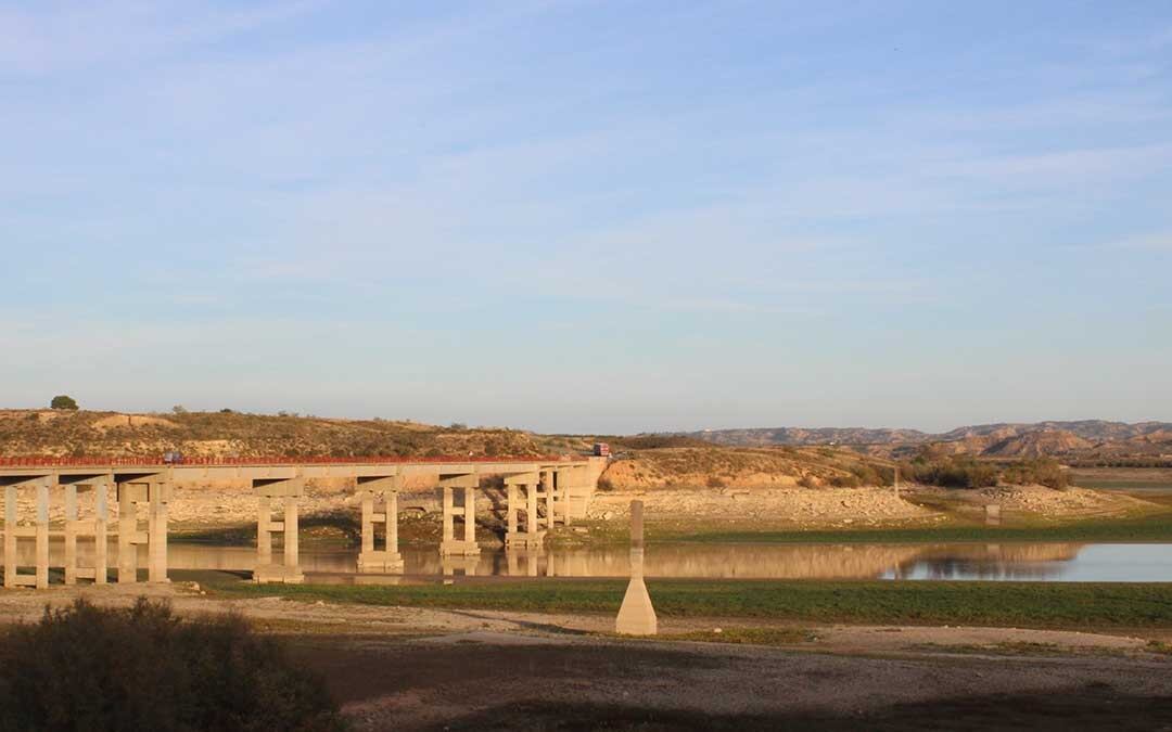 El embalse de Mequinenza a su paso por Caspe a mitad de octubre 2022