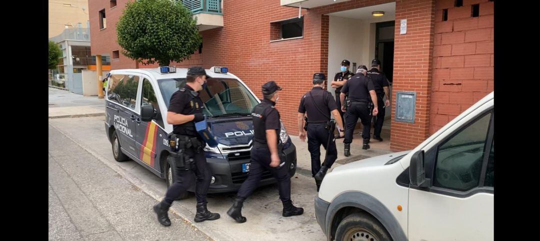 Entrada policía en viviendas de la calle Cuba