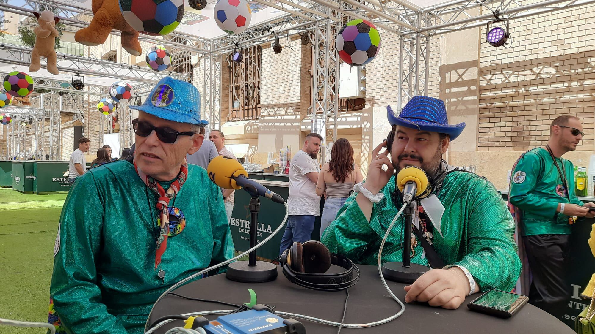 Pedro Andrés Sánchez, presidente del Grupo Sardinero Odín (izda.) y Juan Esteban Bohajar (dcha.), miembro del citado grupo, en el espacio sardinero desde donde se ha emitido Hoy por hoy Murcia.