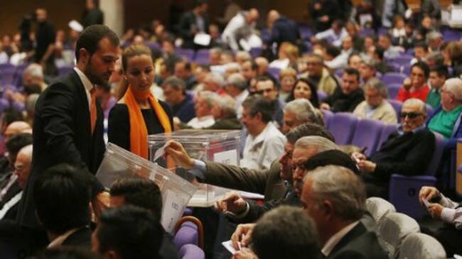 Uno de los momentos de la Junta. Votación de uno de los puntos.