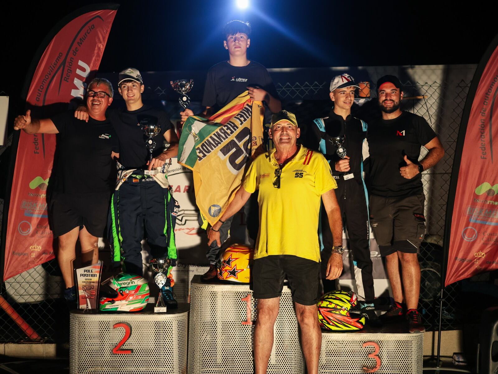 El equipazo posando en el podio en el circuito de Fortuna.