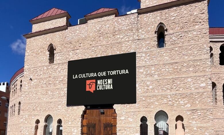 Fotomontaje con pancarta en la plaza