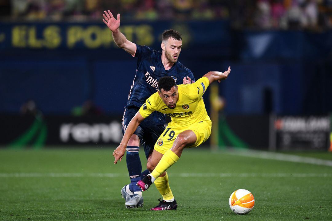 Francis Coquelin del Villarreal y Calum Chambers del Arsenal