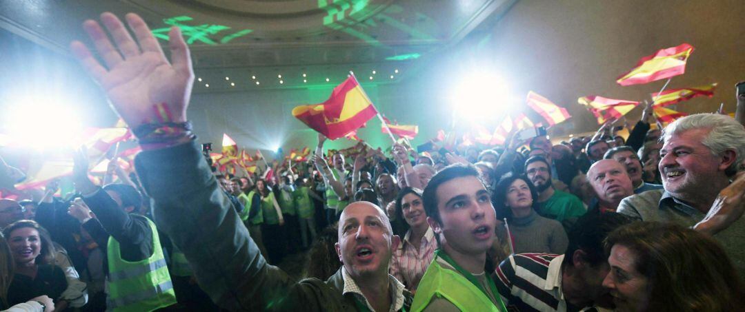 Militantes y simpatizantes de Vox celebran los resultados en las elecciones andaluzas esta noche en un hotel de Sevilla