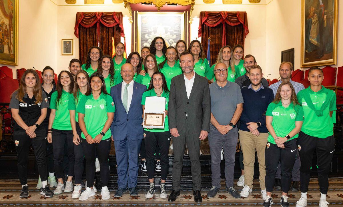 Las jugadoras del Elche CF en el Salón de Plenos del Ayuntamiento de Elche