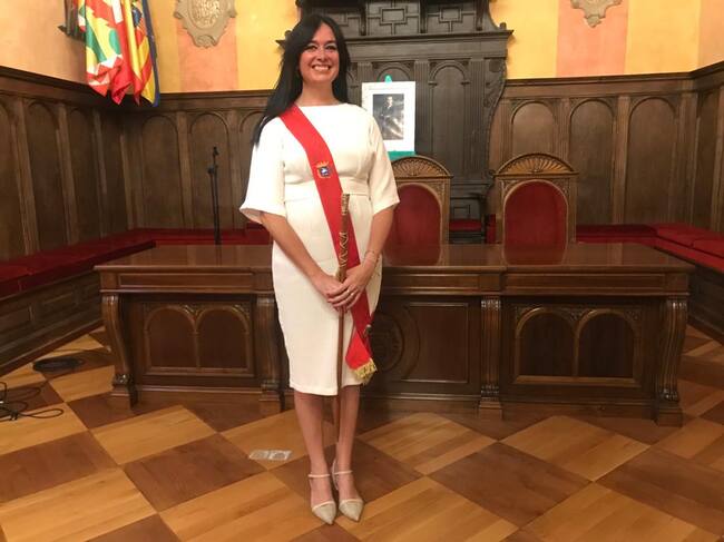 Lorena Orduna con su bastón de mando de alcaldesa