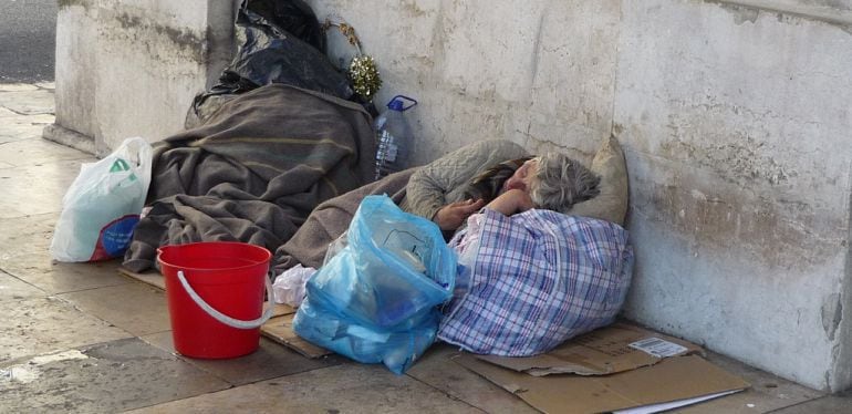 Persona sin hogar durmiendo en la calle.