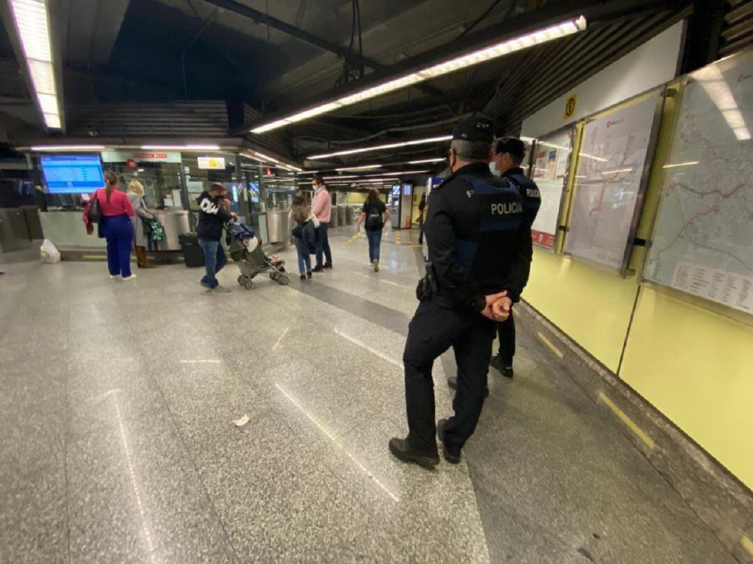 Policía en la estación de Colón de Metrovalencia