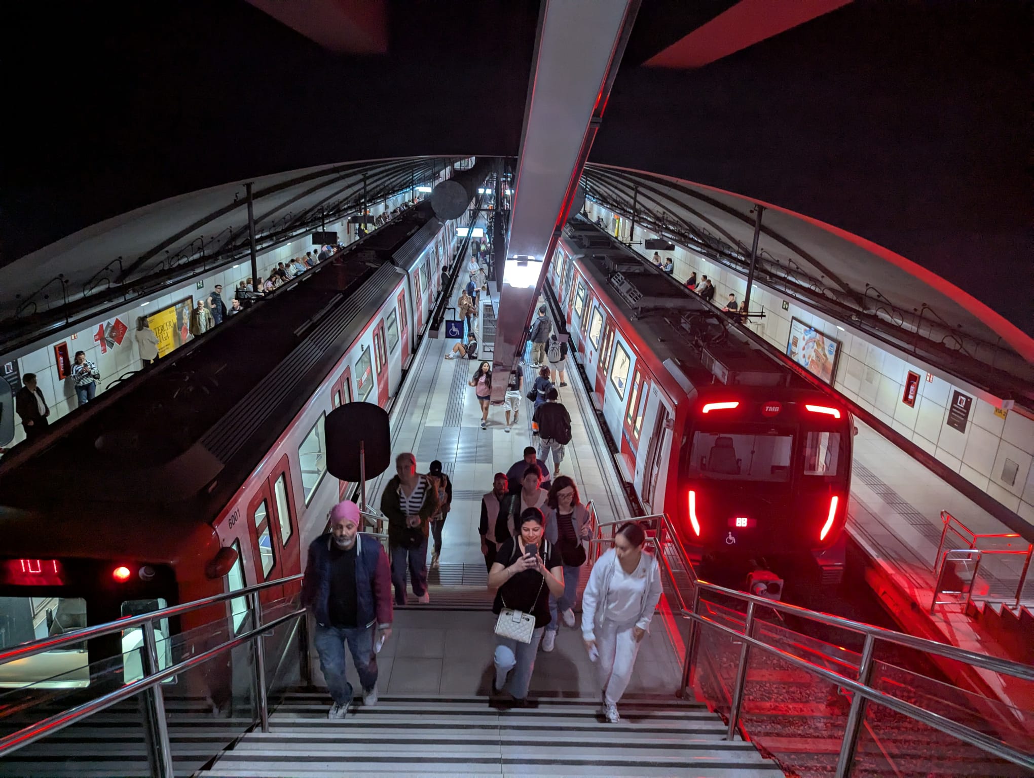 Pasajeros saliendo del metro de Barcelona