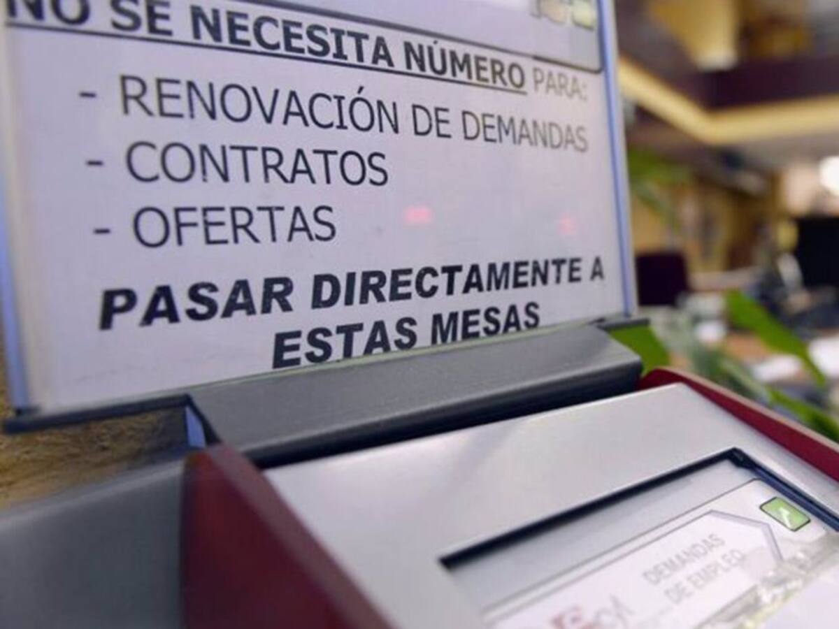 El paro cae en 1.826 personas en Andalucía