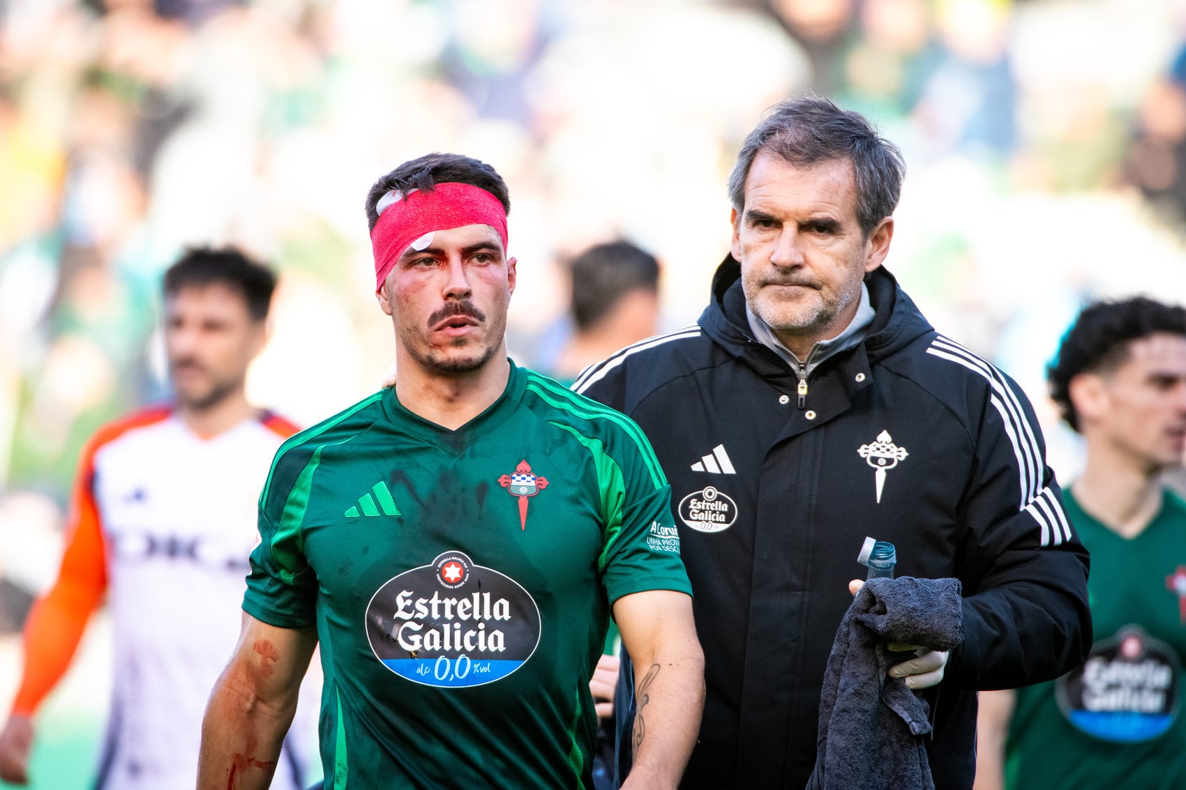 Chiki, tras recibir el golpe en el partido entre Racing y Oviedo (foto: Racing Club Ferrol)