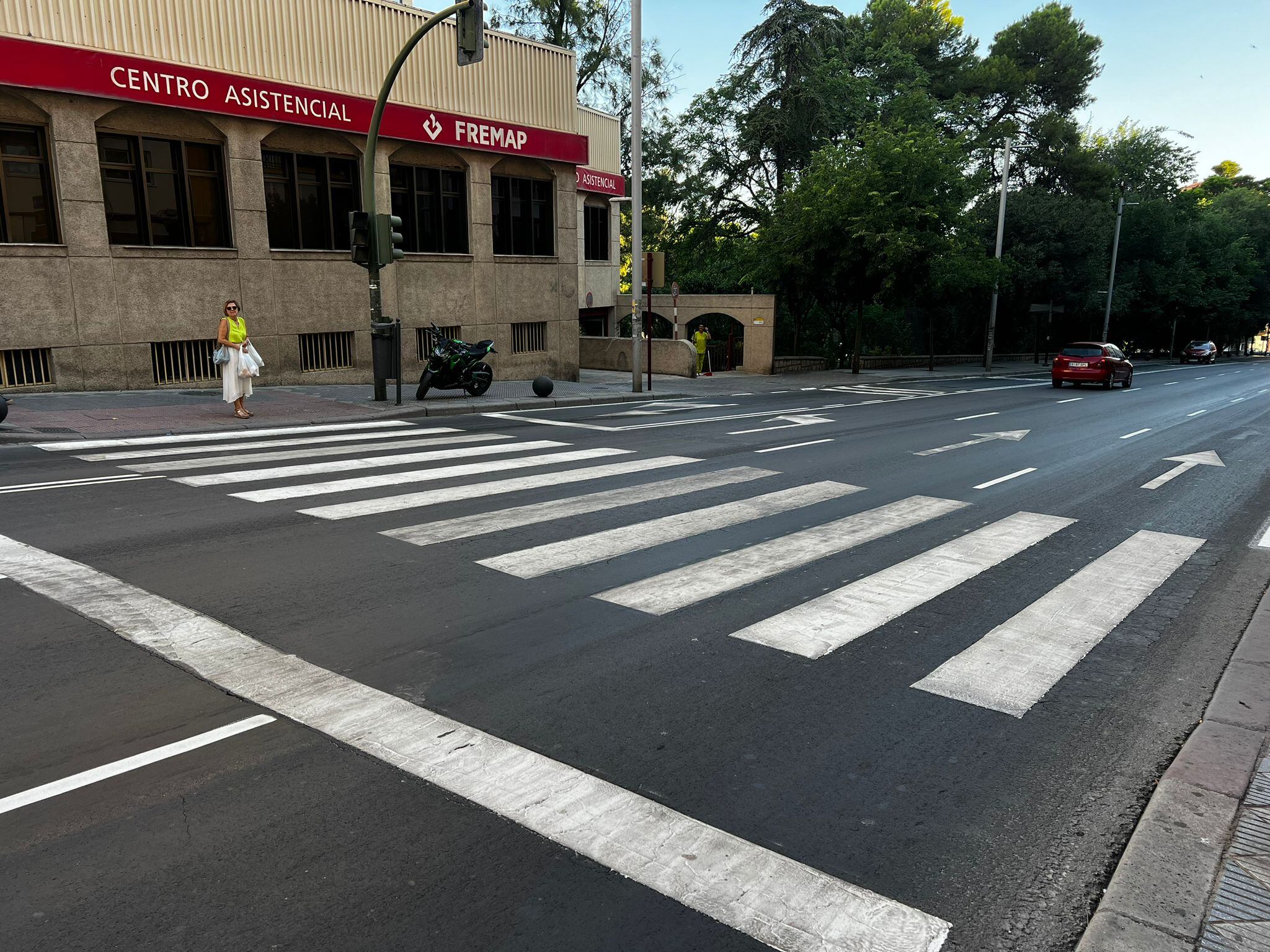 Paso de cebra repintado en la Avenida de Madrid.