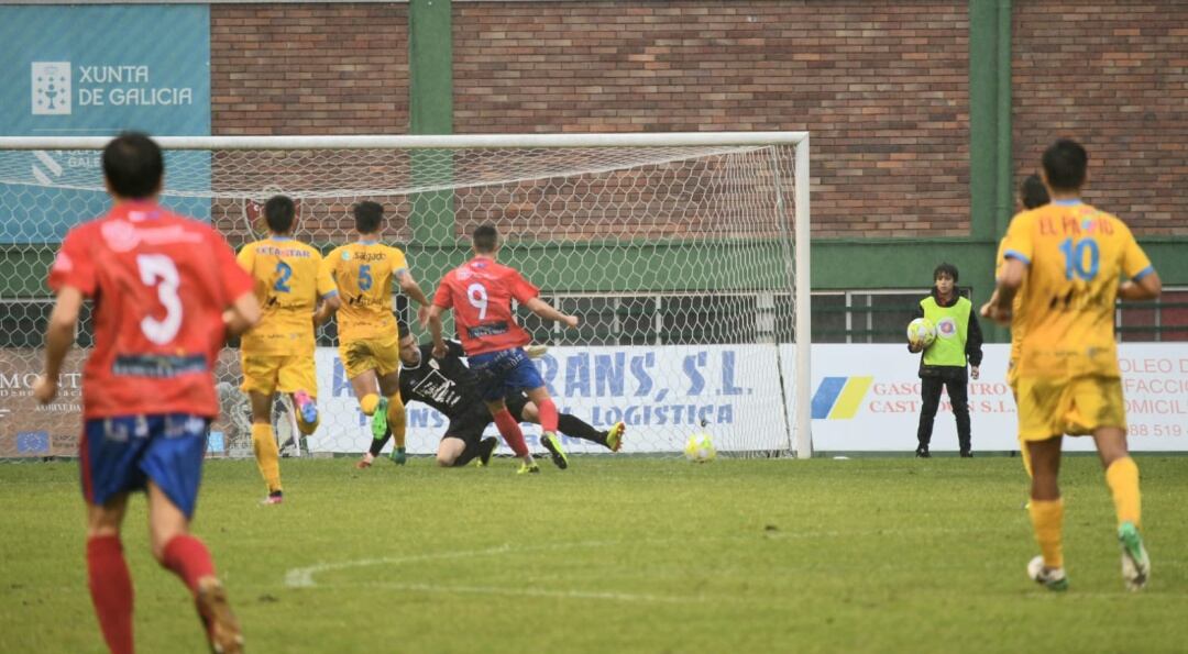 Momento en el que Iago bate por bajo a Pato y marca el gol que decide el duelo