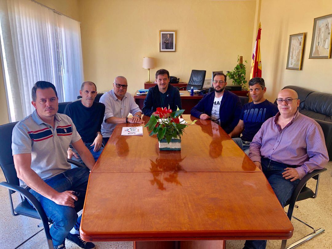 Un momento durante la reunión de los representantes sindicales y el director insular