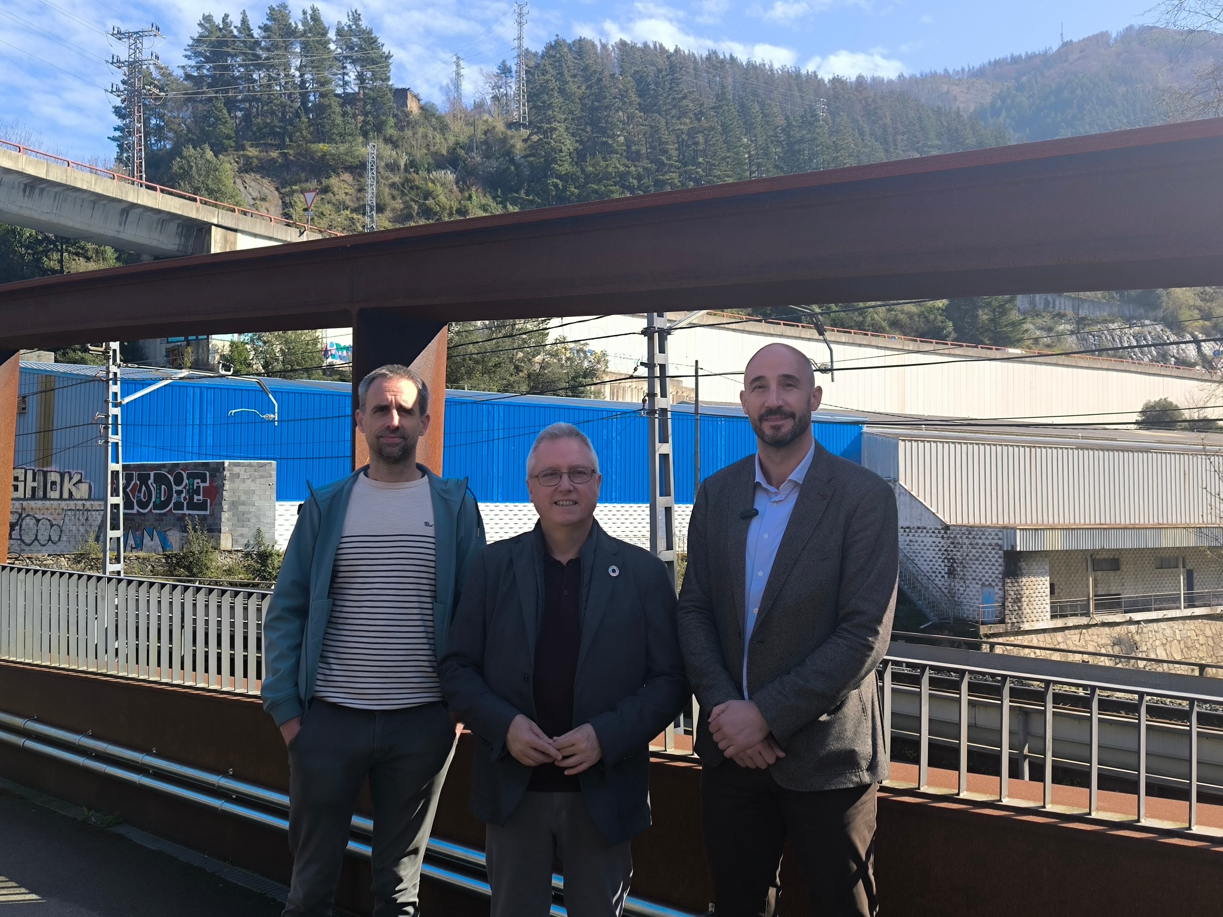 José Igancio Asensio, Jon Iraola y Unai Larreategi en la presentación del proyecto del nuevo bidegorri entre Maltzaga y Soraluze